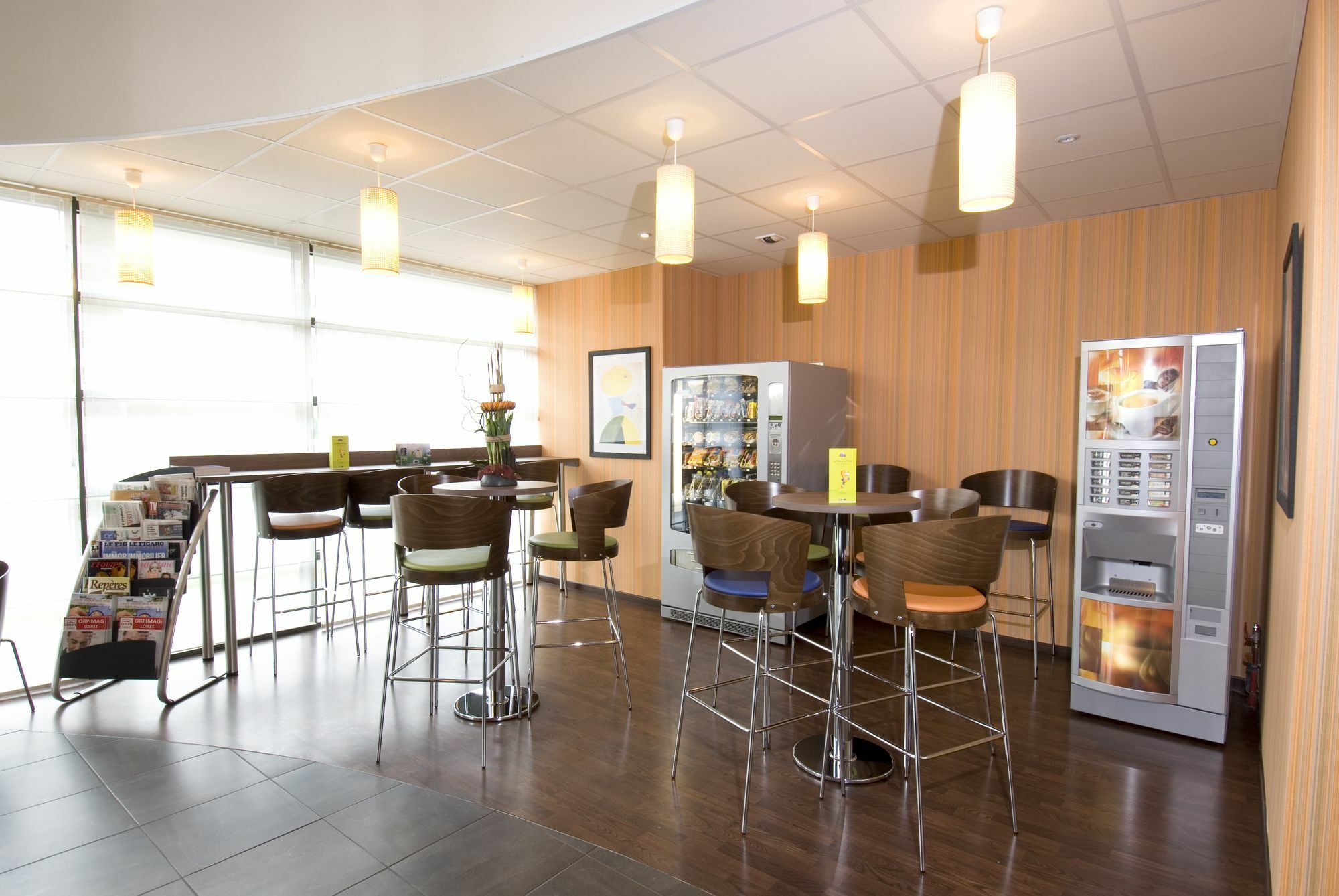 Suite-Home Orleans-Saran Restauracja zdjęcie